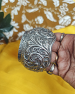 Load image into Gallery viewer, Ekani Chitai Art Lotus Bowl Design Inspired Brass Bala Bangle
