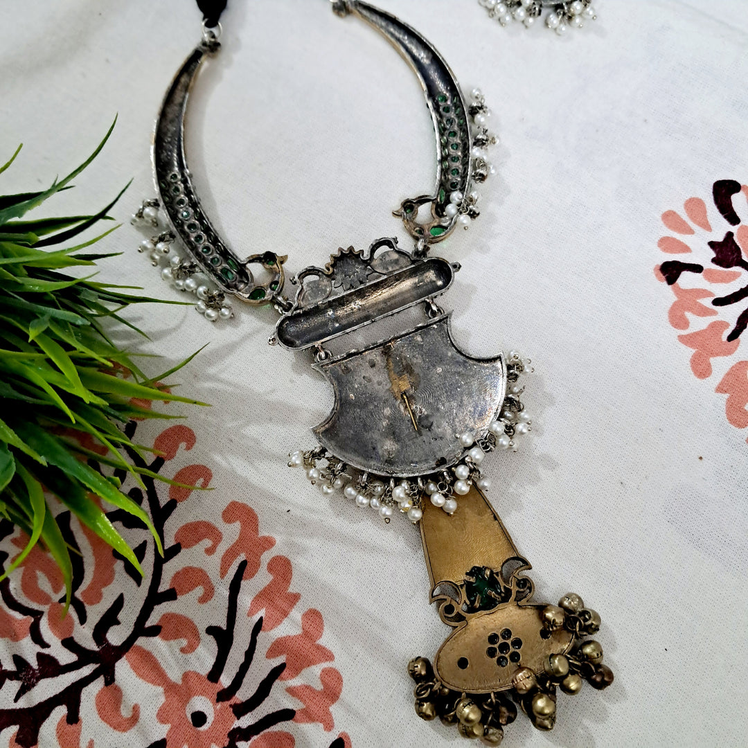 Ekani Samasthi Green Stones Hasli Necklace Set