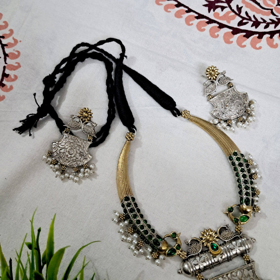 Ekani Samasthi Green Stones Hasli Necklace Set