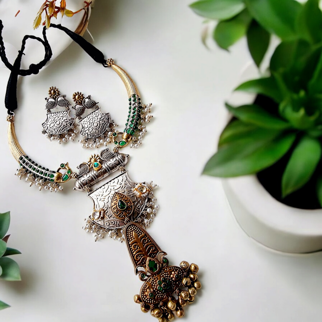 Ekani Samasthi Green Stones Hasli Necklace Set