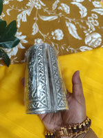 Load image into Gallery viewer, Ekani Nazakat Brass Floral Chitai Free Size Handcuff