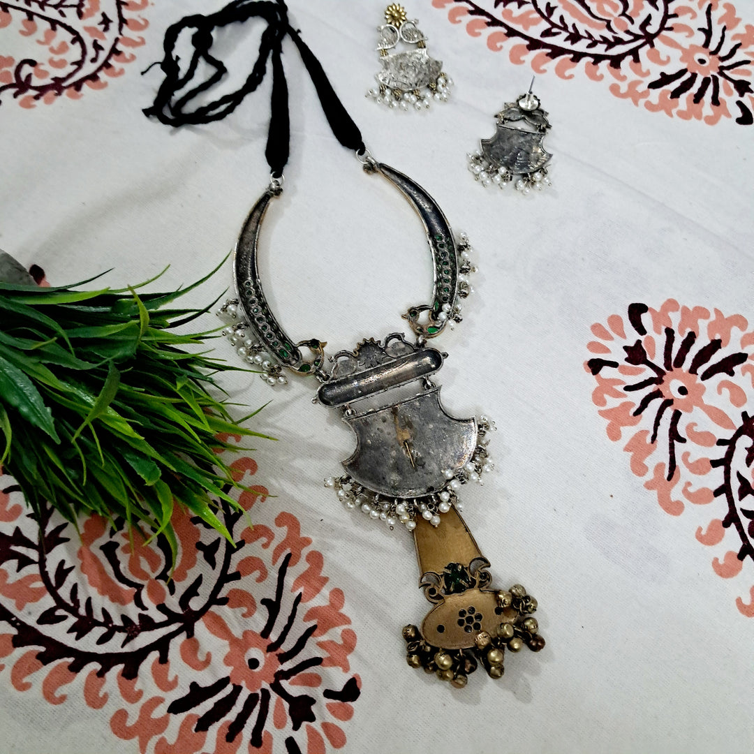 Ekani Samasthi Green Stones Hasli Necklace Set