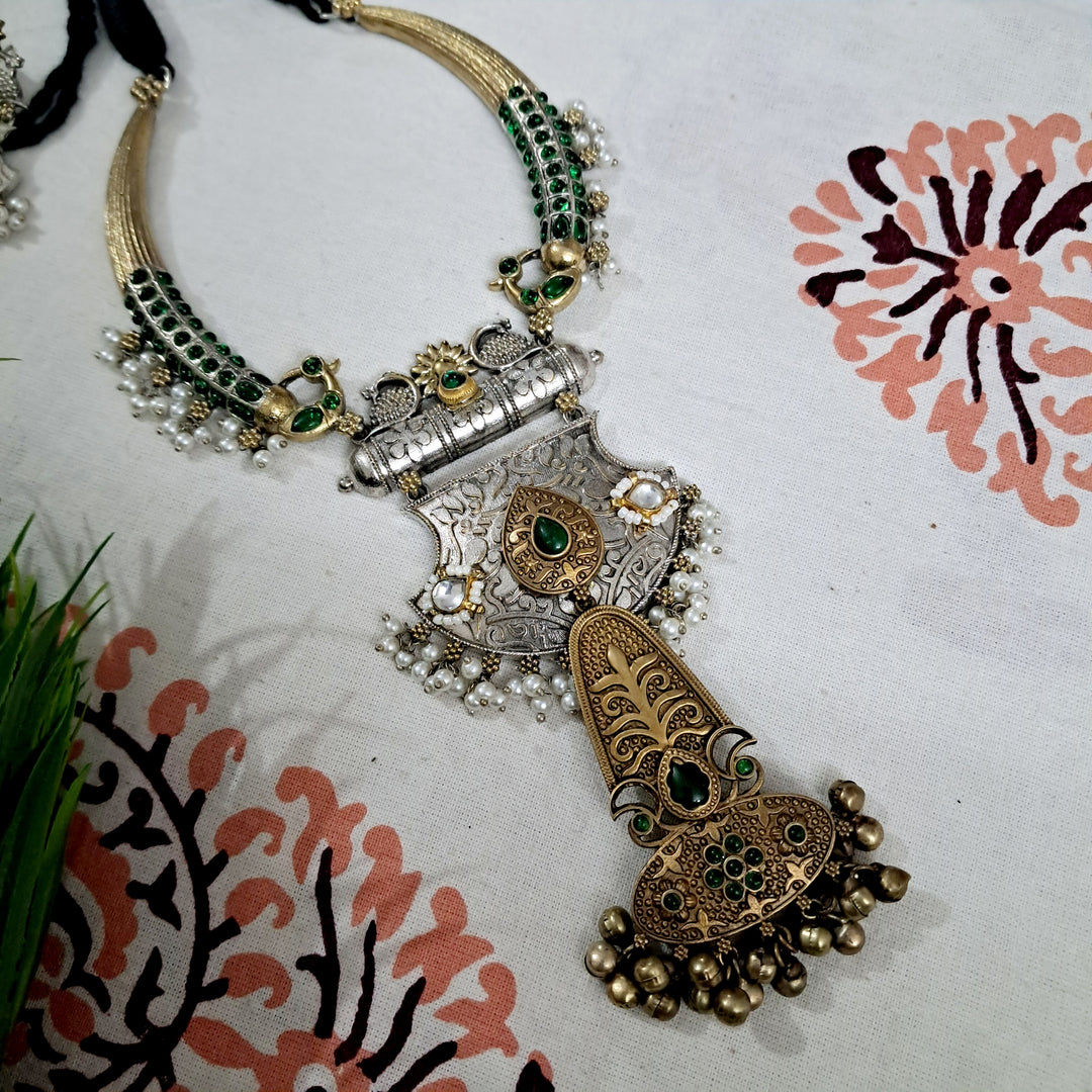 Ekani Samasthi Green Stones Hasli Necklace Set