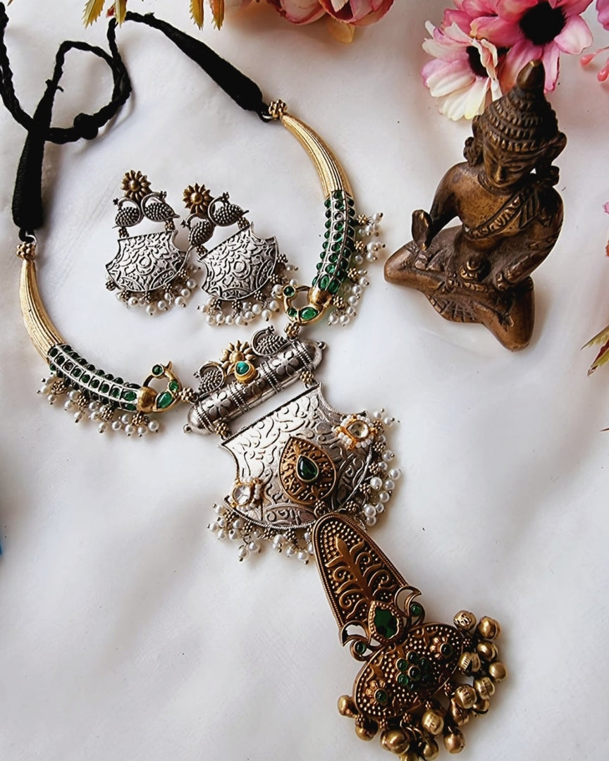 Ekani Samasthi Green Stones Hasli Necklace Set