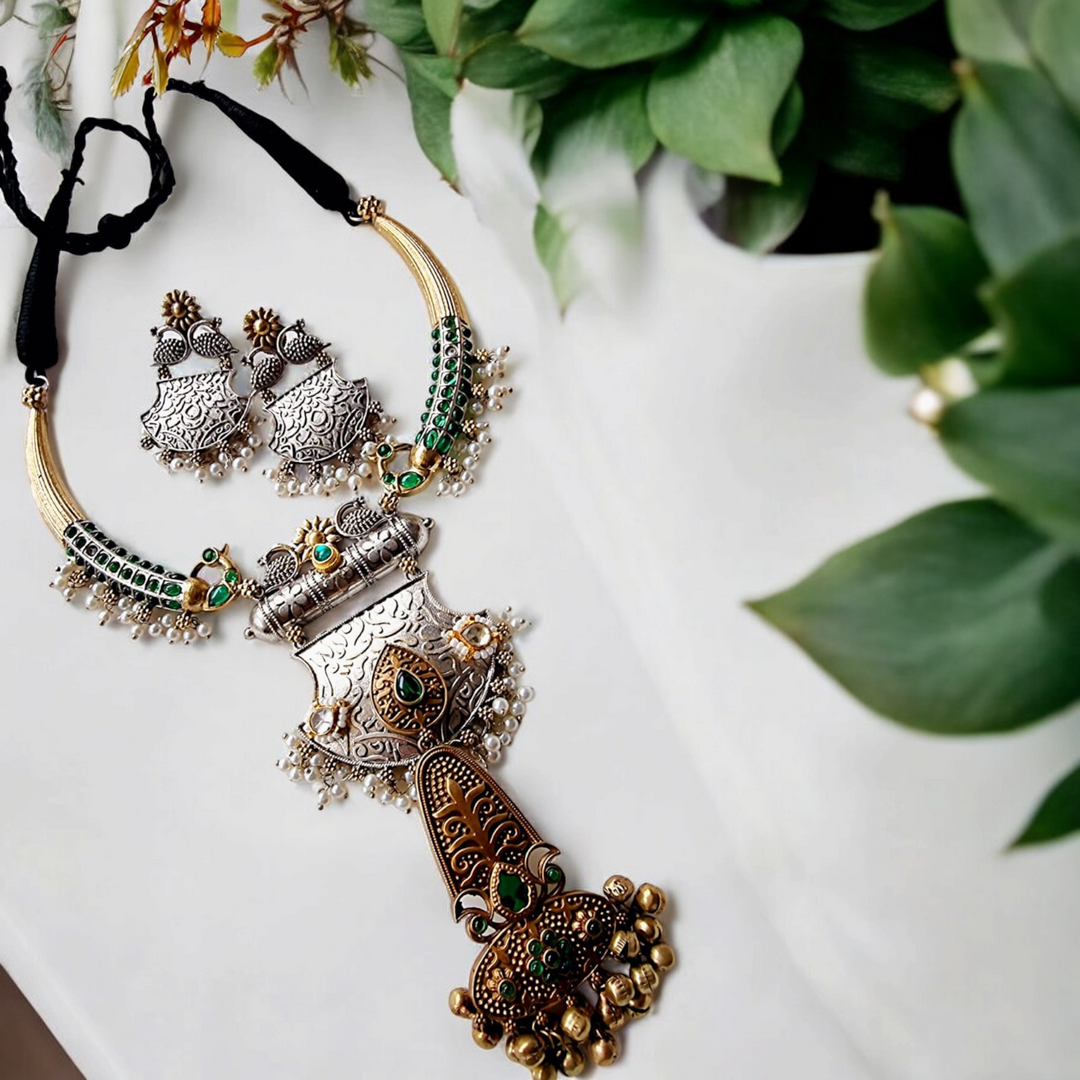 Ekani Samasthi Green Stones Hasli Necklace Set