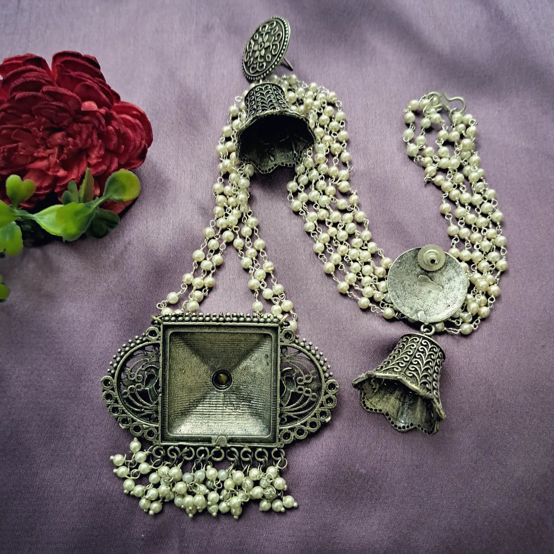 Ekani Faria Silver Pearl Leheriya Meenakari Necklace With Earring