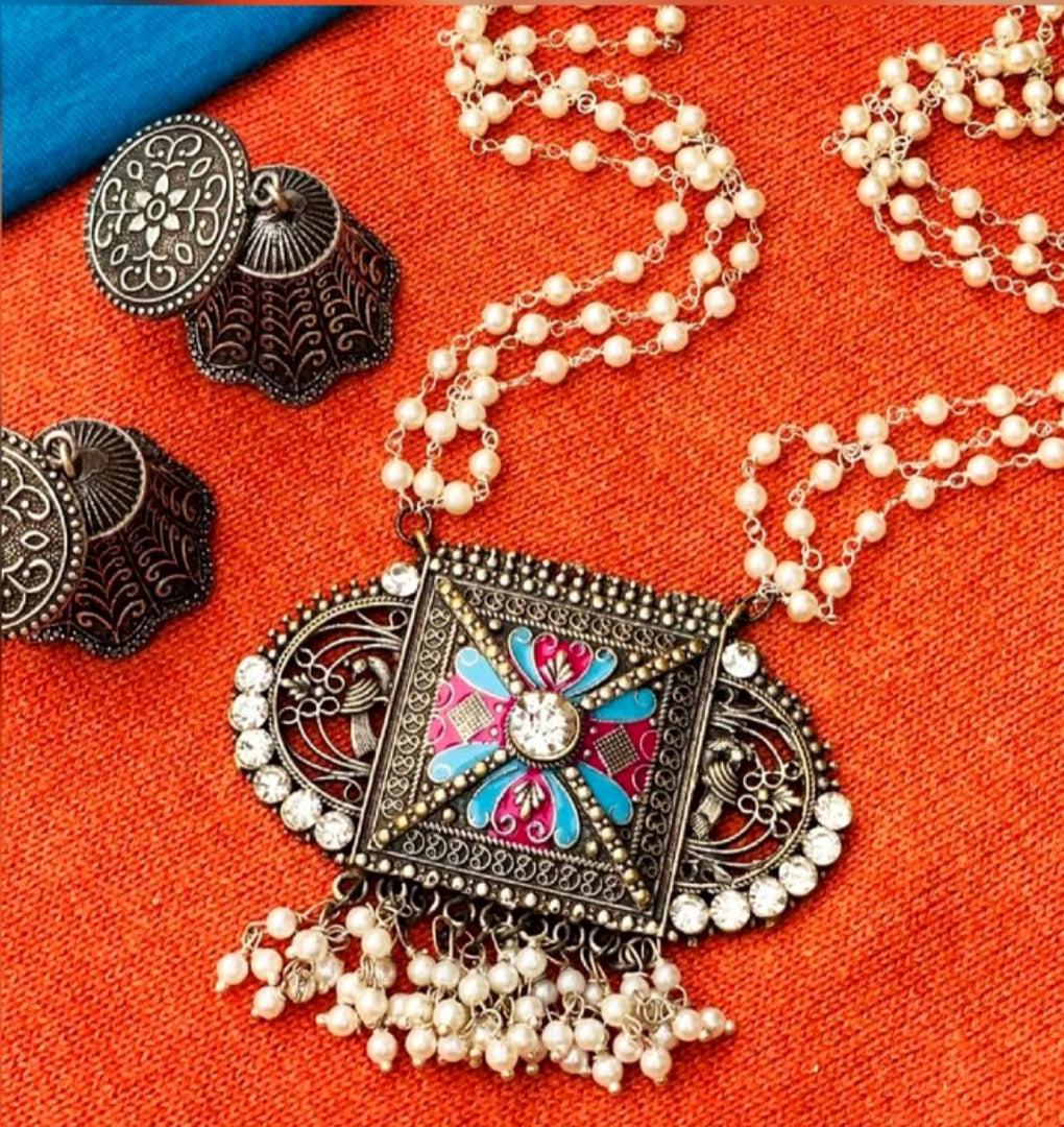 Ekani Faria Silver Pearl Leheriya Meenakari Necklace With Earring