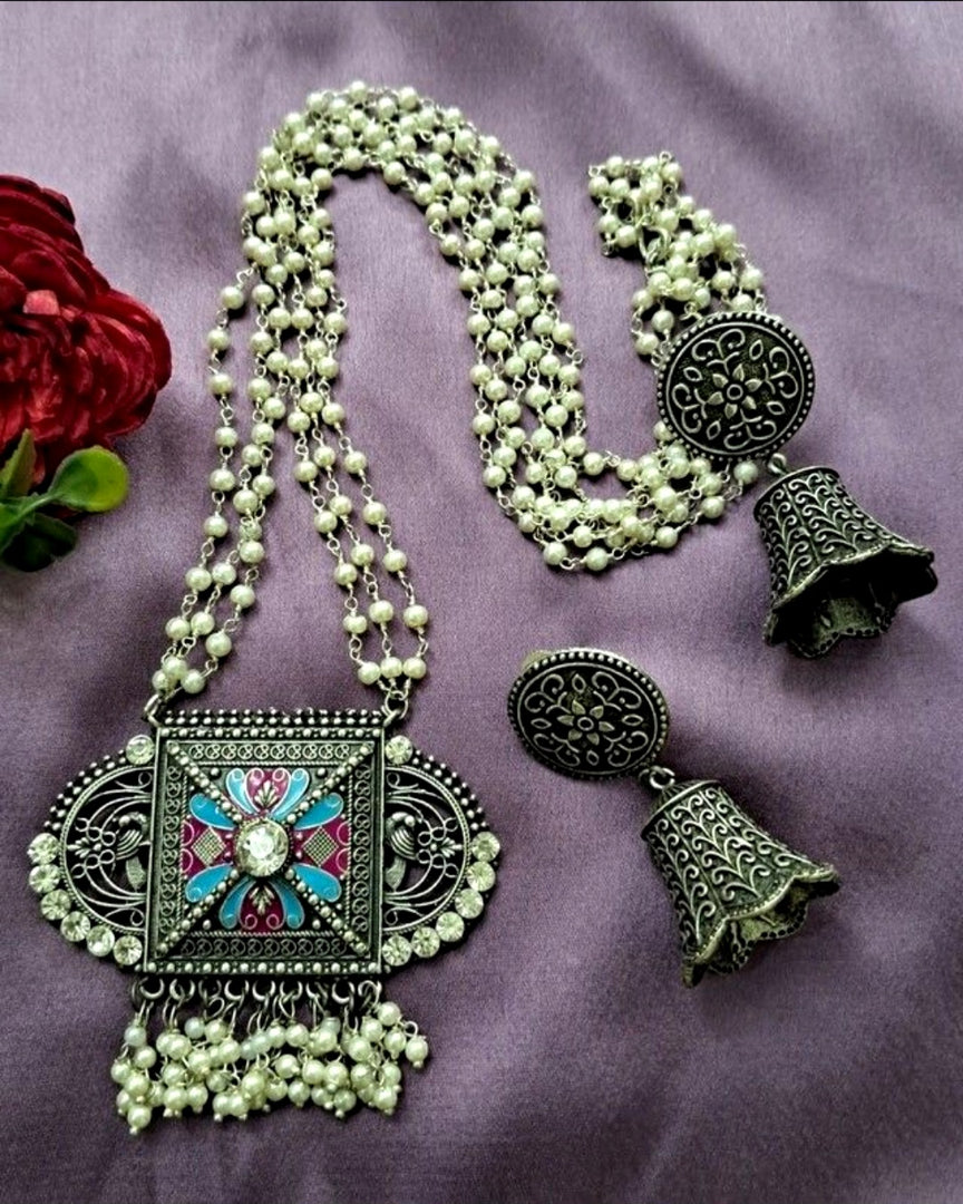 Ekani Faria Silver Pearl Leheriya Meenakari Necklace With Earring