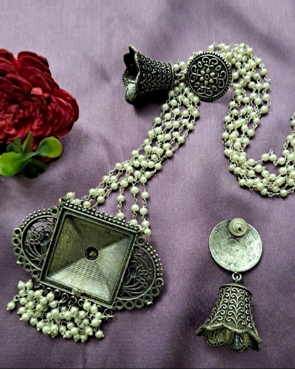 Ekani Faria Silver Pearl Leheriya Meenakari Necklace With Earring