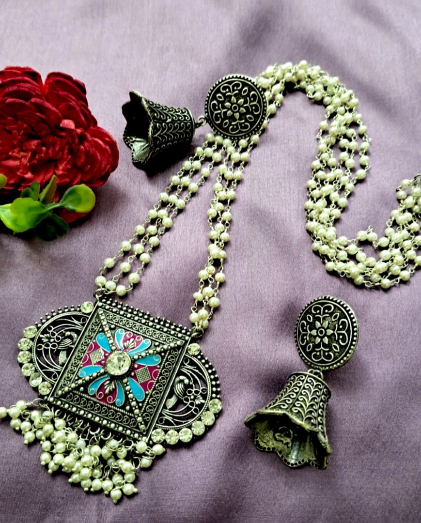 Ekani Faria Silver Pearl Leheriya Meenakari Necklace With Earring