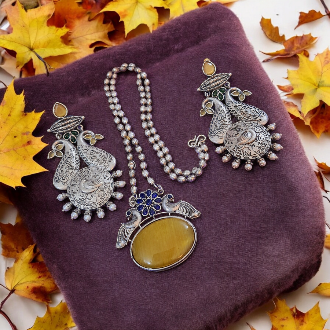 Ekani Anokhi Brass Alloy Silver Monalisa Stones  Necklace Set