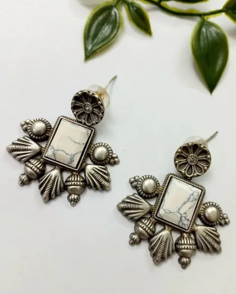 Ekani Monali Off-white Brass Alloy Silver Monalisa And Zircon Stone Earrings
