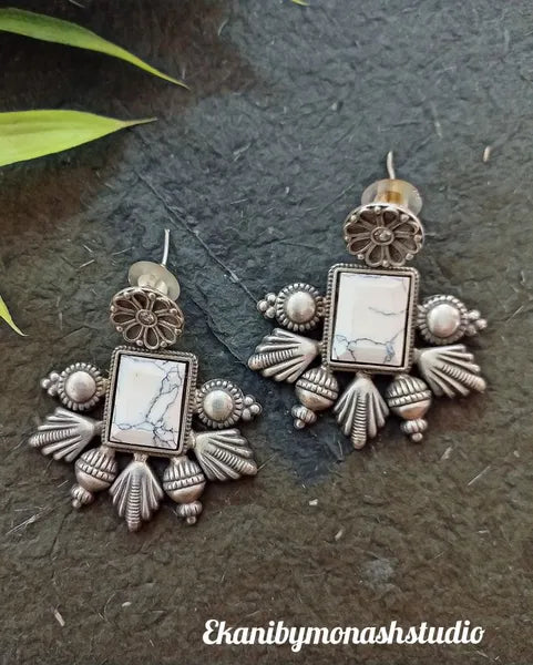 Ekani Monali Off-white Brass Alloy Silver Monalisa And Zircon Stone Earrings